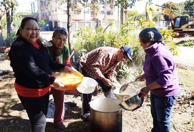 Integrantes de Barrio Seguro preparan un delicioso tallarín.