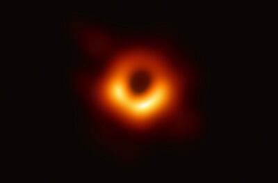 La primera imagen de un  agujero negro captada por científicos a través de una red de telescopios ubicados en distintos países.