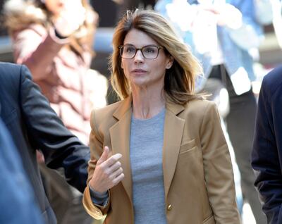 (FILES) La actriz Lori Loughlin, recordada por su papel de la Tía Becky en "Full House", llegando a la corte en abril del año pasado.