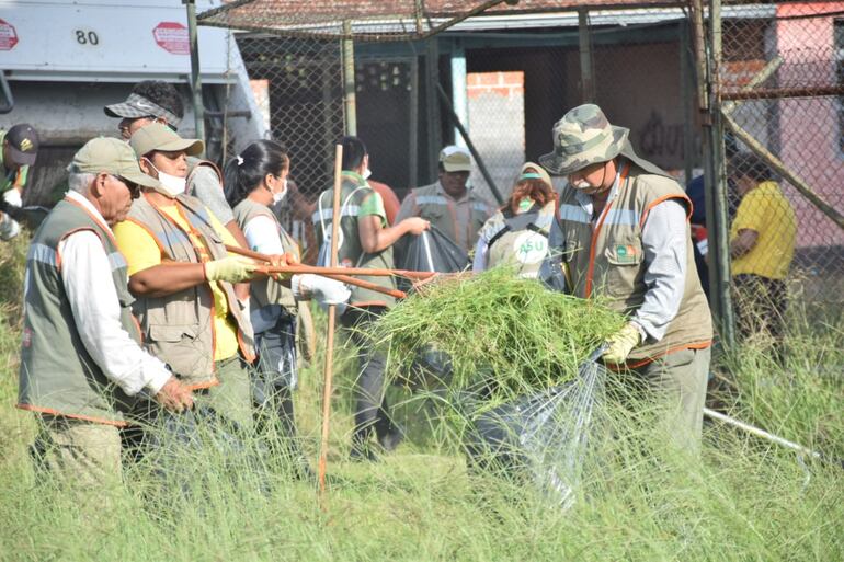 El Equipo Operativo de la Dirección de Gestión de Riesgo del Municipio Capitalino, durante la minga en el predio del club Cerro Corá.