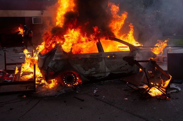 Manifestantes quemaron la iglesia de la Policía chilena.