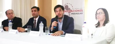 El director de Migraciones, Alexis Penayo, y el director de Vigilancia de la Salud, Guillermo Sequera (en el centro) junto a colaboradores.