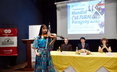 La violinista Jinju Park ofreció una versión de “Mi guitarra y mi voz”, durante la presentación del campamento realizada ayer en el Centro Cultural Manzana de la Rivera.