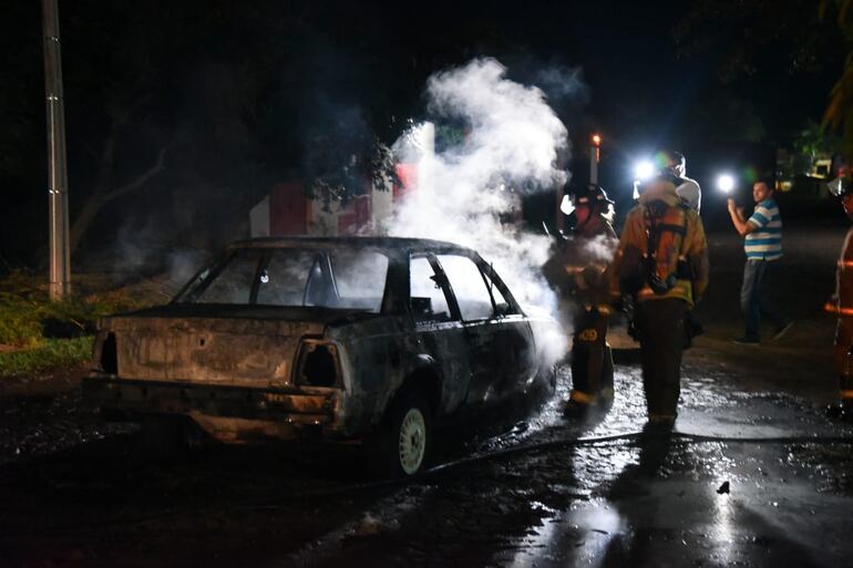 El vehículo incendiado esta madrugada.