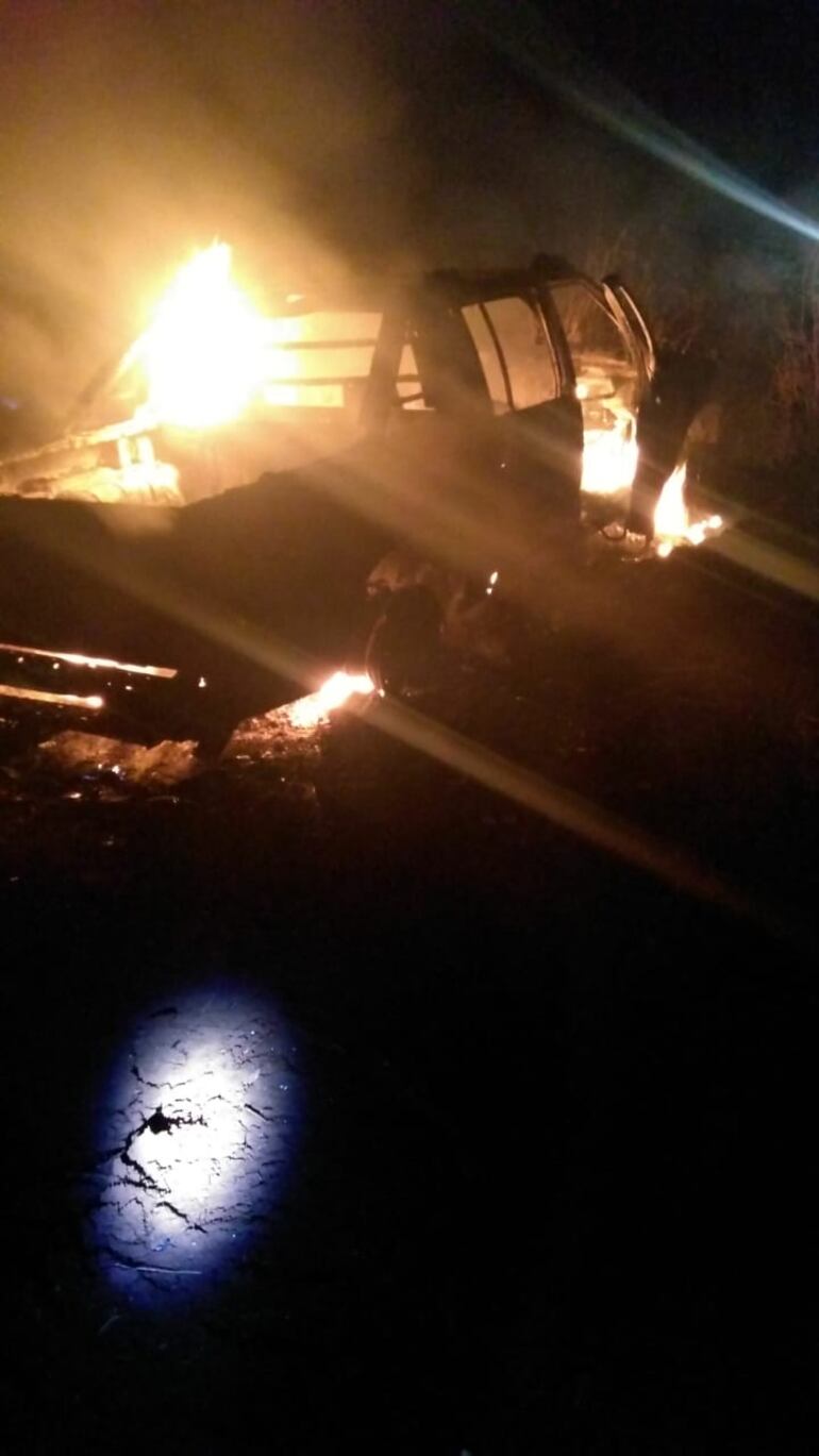 Camioneta incendiada, presumiblemente usada en asalto en zona de Puente Kyjhá.