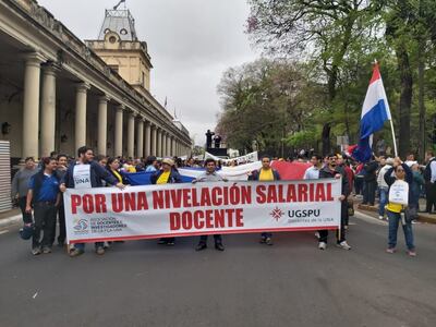 Docentes de la UNA marchan por el microcentro capitalino hacia el Ministerio de Hacienda.