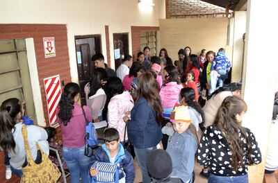 En los cuatro puestos  de consultorios médicos habilitados  se pudo notar la masiva presencia de personas, principalmente mujeres y niños.