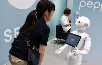 el-robot-pepper-nuevo-funcionario-bancario-203149000000-1402709.jpg