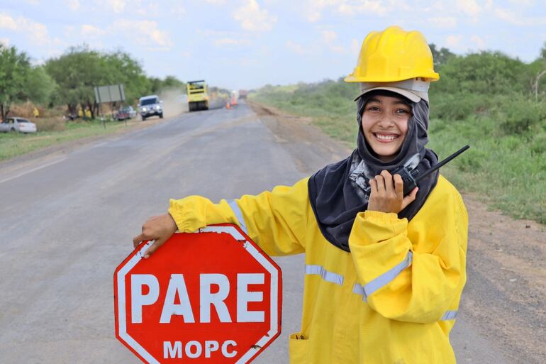 Si bien no reportó cuántas mujeres exáctamente están en la obra, en MOPC resaltan la participación de ellas en los trabajos.