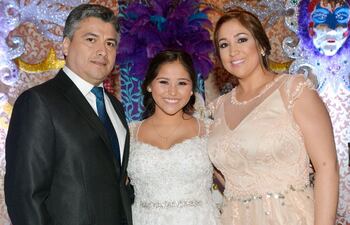 la-quinceanera-junto-con-sus-padres-javier-osvaldo-nunez-jara-y-gloria-palacios--194833000000-1497343.jpg