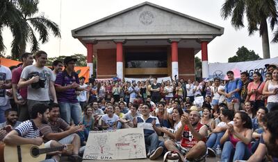 Luego de días de vigilia, estudiantes de la UNA lograron la renuncia del rector Froilán Peralta.