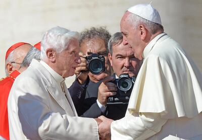 Benedicto XVI (i) y Francisco. El papa emérito “nunca aprobó  proyecto de un libro” con el cardenal Robert Sarah.