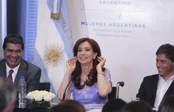 cristina-kirchner-c-en-compania-del-ministro-de-economia-axel-kicillof-d-el-jefe-de-gabinete-jorge-capitanich-i-esta-semana-visita-china-210053000000-1290735.jpg