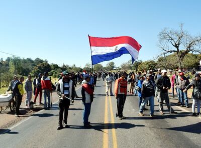Productores de mandioca bloquearon la Ruta 7 para ser  beneficiados con subsidios, ayer, en la zona Calle Paraguarí.