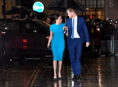 By Victoria Beckham. Un vestido turquesa, un par de manolos y un clutch Stella McCartney para los premios Endeavour Fund.