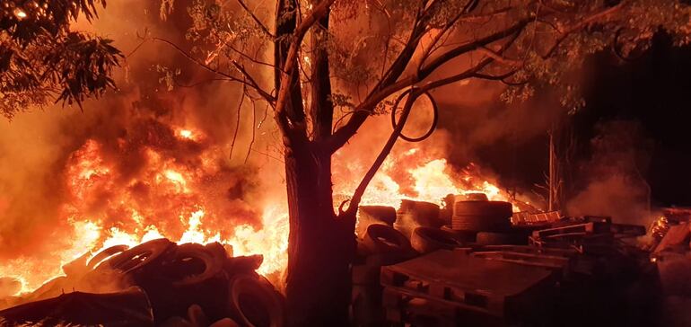 Incendio en planta recicladora de Capiatá.