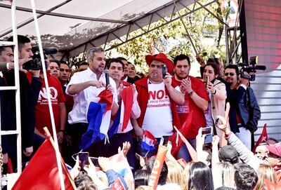 Abdo Benítez se mostró desafiante ayer en la Plaza de la Democracia ante seguidores. Lo acompañó el vice Hugo Velázquez con quien no se mostraba últimamente.