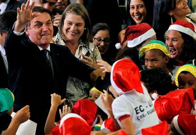 Jair Bolsonaro  saluda a un grupo de niños por Navidad.
