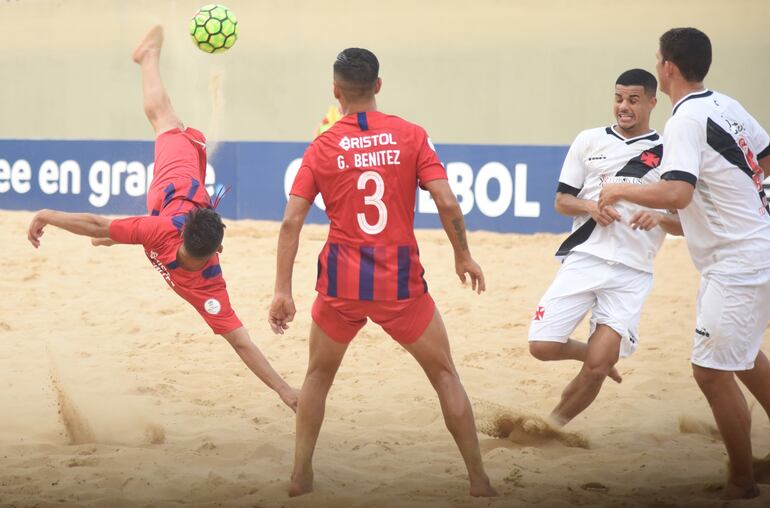 Espectacular pegada de volea de uno de los jugadores de Cerro Porteño en el partido frente a Vasco da Gama, en el cierre de la fase de grupos de la Copa Libertadores de Fútbol Playa. El Ciclón mide hoy a San Bernardino.