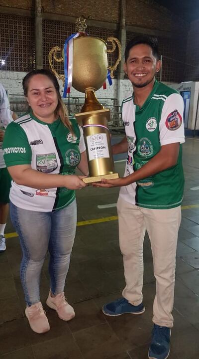 Directivos de la federación de balonmano de Villa Hayes con la copa del Torneo masculino Sub 21.