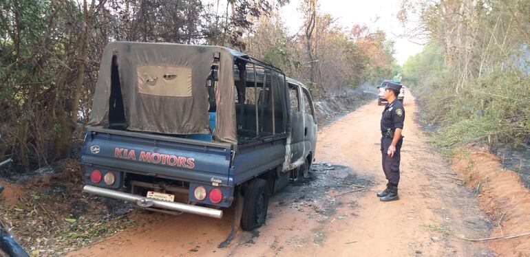 Restos del camión, que quedó consumido por las llamas.