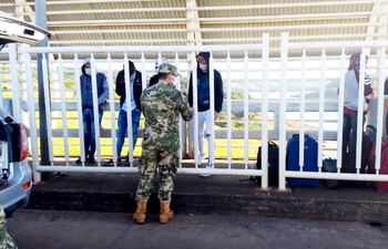 Los compatriotas varados sobre el Puente de la Amistad reciben asistencia alimentaria de parte de militares del Área Naval del Este.