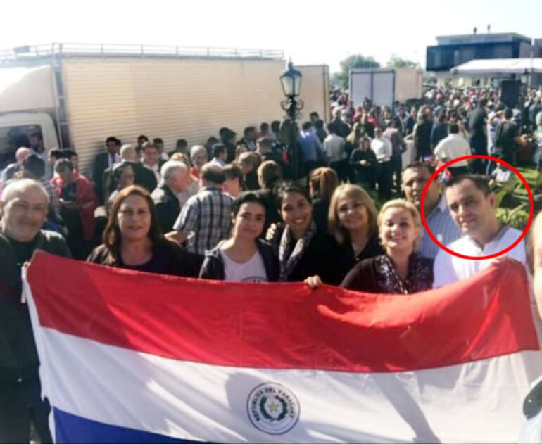 Luis Prats, director del Hospital de Calle'i-San Lorenzo en la manifestación junto a otros funcionarios del nosocomio.