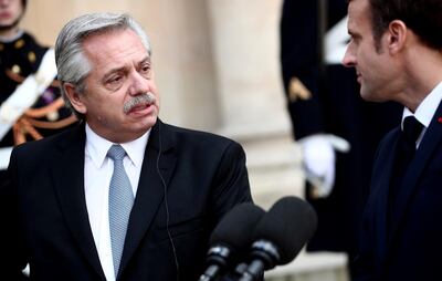 El presidente de Argentina, Alberto Fernández, junto al gobernante francés, Emmanuel Macron, quien le prometió  respaldo en las negociaciones con el FMI para renegociar deuda argentina.