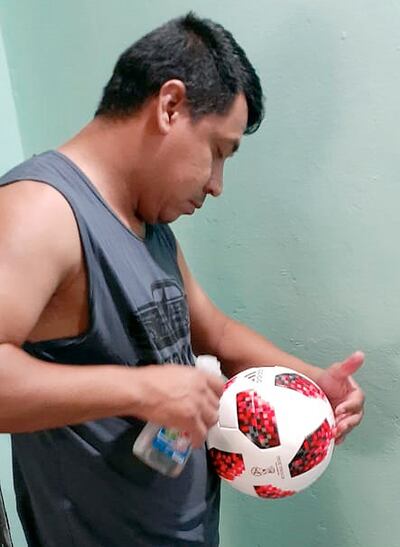 El balón también se encuentra en época de cuarentena y no volverá a rodar hasta tanto se levanten las restricciones sanitarias en nuestro país. El utilero de la Asociación Paraguaya de Fútbol, Édgar González, coloca desinfectante a una pelota.
