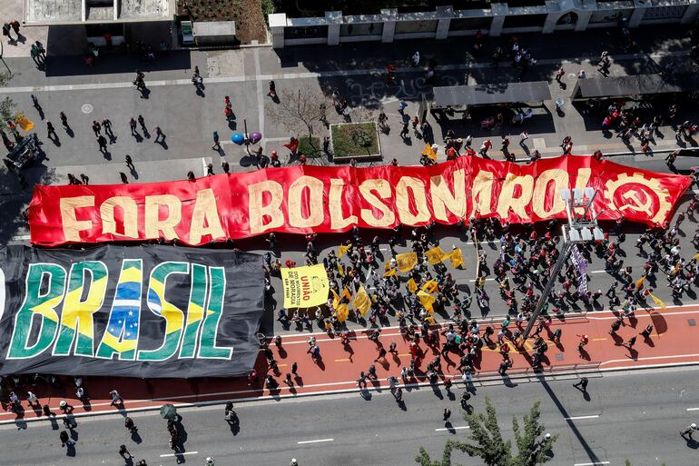 Cientos de personas participan en el tradicional "Grito de los Excluidos", una movilización liderada por grupos religiosos y sindicales a la que este año se han sumado miles de estudiante, en el marco del Día de la Independencia este sábado, en Sao Paulo (Brasil).
