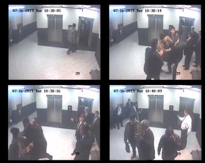 Secuencia de circuito cerrado en que Paraguayo Cubas (con ropa a cuadros) intenta escrachar a Raúl Torres Kirmser y sus guardias lo toman del cuello y le dan numerosos golpes.