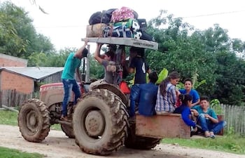 los-estudiantes-ninos-y-jovenes-tuvieron-que-viajar-80-km-en-un-tractor-para-regresar-a-la-escuela-de-u-apua-tras-la-semana-santa--202444000000-1826498.jpg