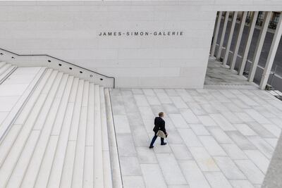 Una vista exterior de la entrada de la James-Simon-Galerie en la Isla de los Museos de Berlín, Alemania.