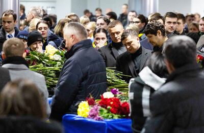 Familiares y personal aeronáutico rinden tributo a las 176 víctimas de la catástrofe aérea ocurrida el 8 de enero, cuando Irán disparó por “error” a la aeronave comercial.
