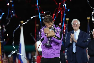 Rafael Nadal abraza la copa número 19 que consigue en el marco del Grand Slam.