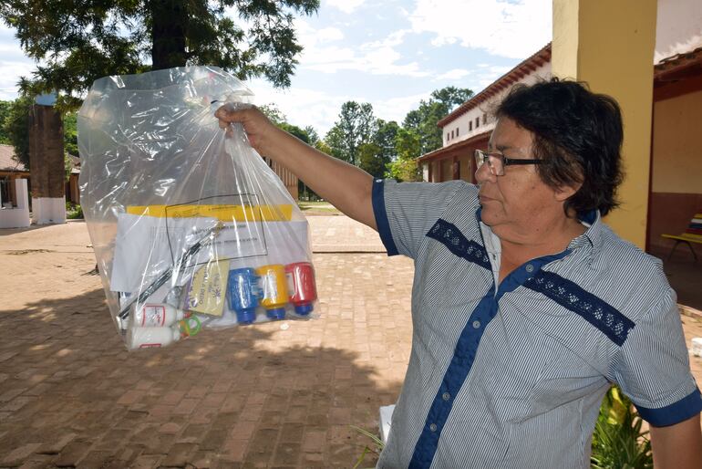 Lourdes Maidana, directora de la Escuela 174 mostrando el kit escolar