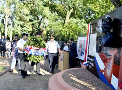 Momento en que las autoridades depositan una corona de laureles al pie del busto del fundador de Villeta.