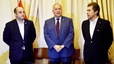 El senador cartista Arnaldo Franco (i), Darío Filártiga y el senador Luis Castiglioni (Añetete), voceros de la reunión.