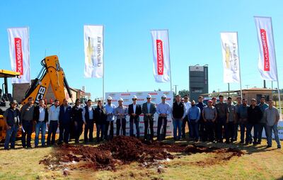 El grupo De La Sobera procedió a   la palada inicial de una futura sucursal en Km 32, Alto Paraná.  La firma se sigue extendiendo  al  este y norte del país.