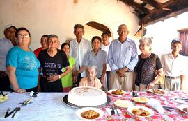 la-abuela-facunda-santacruz-rodeada-de-sus-hijos-nietos-y-vecinos-en-el-dia-de-su-cumpleanos-compartio-un-almuerzo-con-sus-seres-queridos-en-su-res-214455000000-635586.jpg