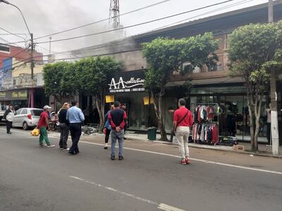 El humo se eleva del local comercial, en la tarde de este miércoles.