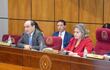 Canciller Antonio Rivas (i), senadora Lilian Samaniego (ANR), presidenta de la comisión de Relaciones Exteriores, y el procurador general de la República Sergio Coscia.
