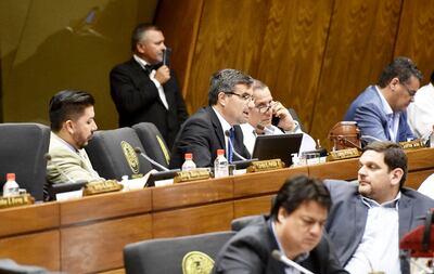 El diputado liberal  Édgar Acosta (c) propuso una distribución consensuada, que fue totalmente cambiada por sus pares.