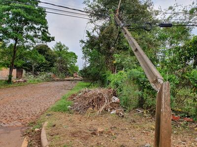 El temporal que azotó ayer el Este destruyó varias columnas de la ANDE.