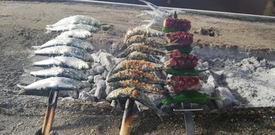 Espeto de sardinas. La foto la envió don Hilario Verón.