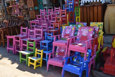 Sillas de diferentes colores y tamaño  esperan a  sus dueños.