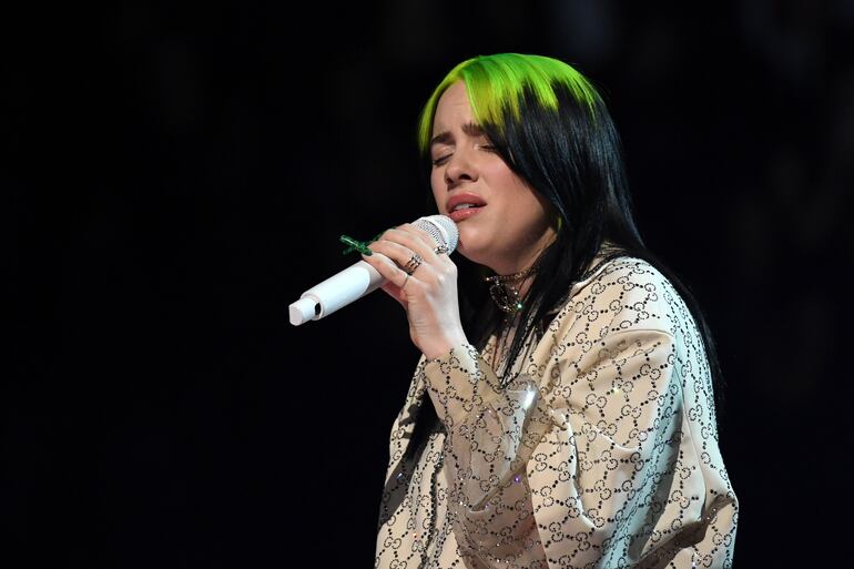 Billie Eilish actúa durante la gala de los premios Grammy, el domingo.