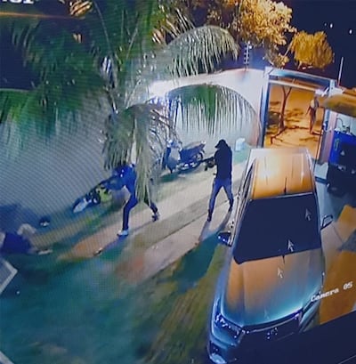 Dos de los criminales inician tiroteo con fusiles tipo AK 47. El primero descarga una ráfaga casi a quemarropa contra el dueño de casa, quien falleció en el sitio.