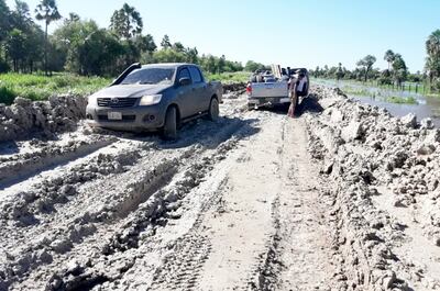 Dos camionetas intentan cruzar la zona de Moro Vaí, en el tramo Puesto Policial 65 y la Comisaria 40. El trayecto quedó destrozado con la primera lluvia caída.