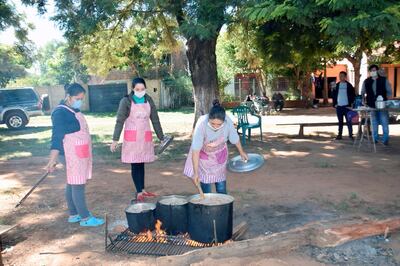Un grupo de personas del Comedor Ambulante prepara alimentos en el barrio 8 de Diciembre.